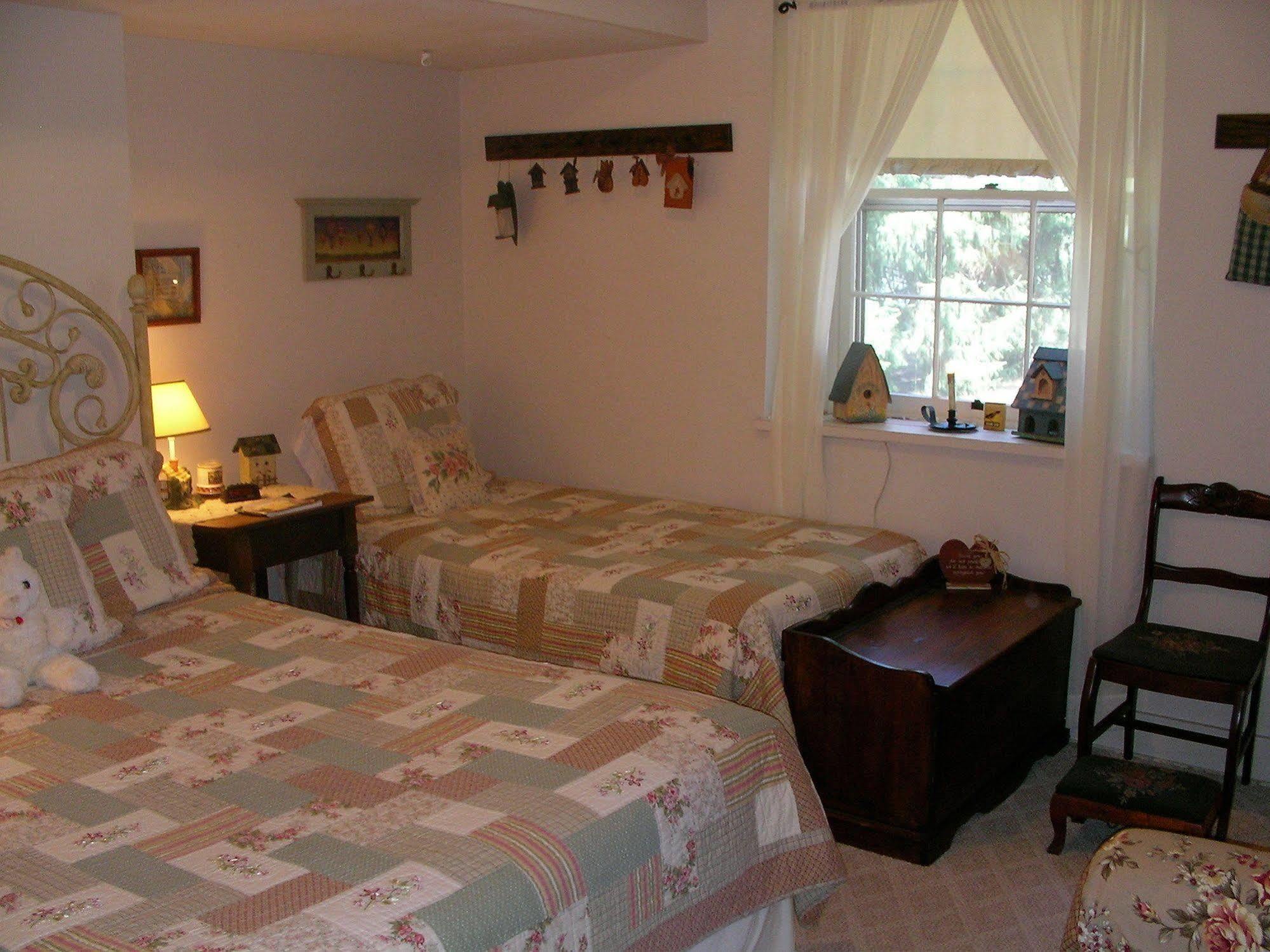 The Pines Of Dresden Bed & Breakfast Стая снимка