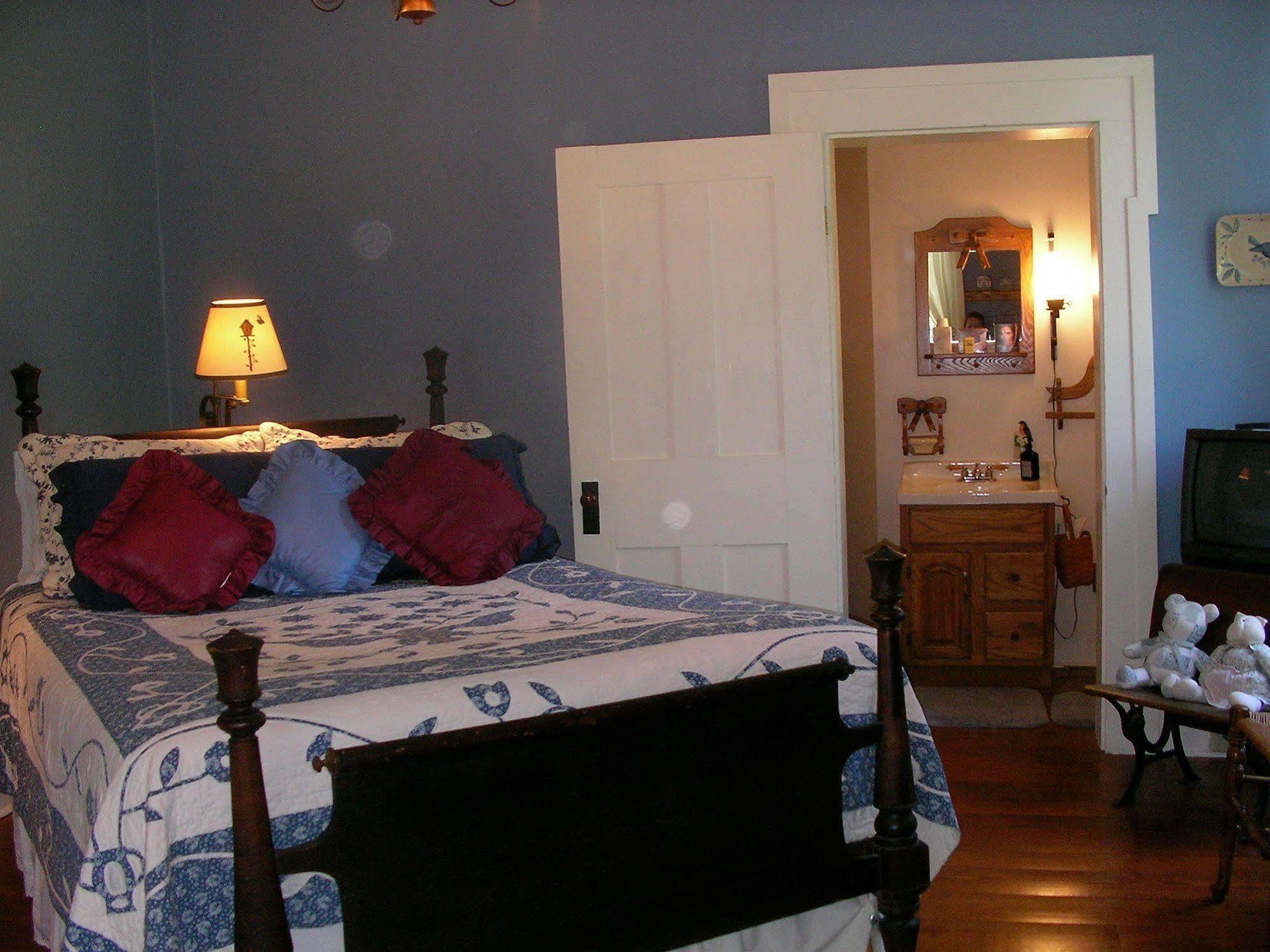 The Pines Of Dresden Bed & Breakfast Стая снимка